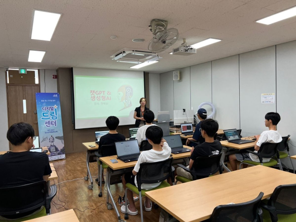 31일 구암평생학습센터 교육장에서 중학생 등을 대상으로 진행된 ‘AI와 아티스트–생성형 AI활용 예술작품 만들기’ 교육과정 수업 모습