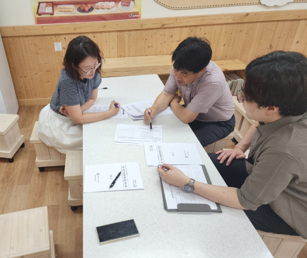 세종시교육청 직원들이 안전보건 의무이행 자체 점검 현장을 확인하고 있다.