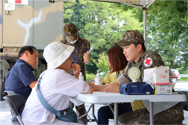 육군32사단_의료지원인원과 지자체 보건소인원들이 수해복구 지역주민들을 진료하고 있다.