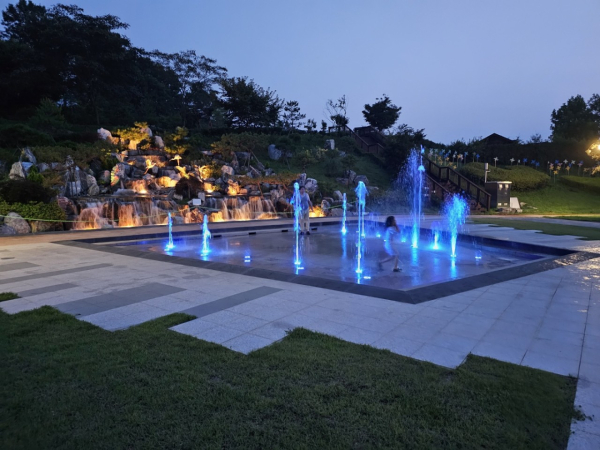 예산황새공원 바닥분수를 즐기는 아이들의 모습