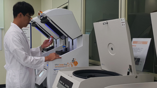 서산시 공무원이 잔류농약을 분석하는 모습