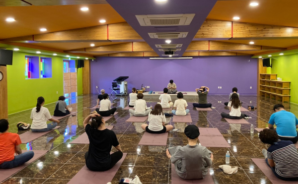 교원치유캠프에 참가한 선생님들이 명상치유 프로그램에 참가하고 있다