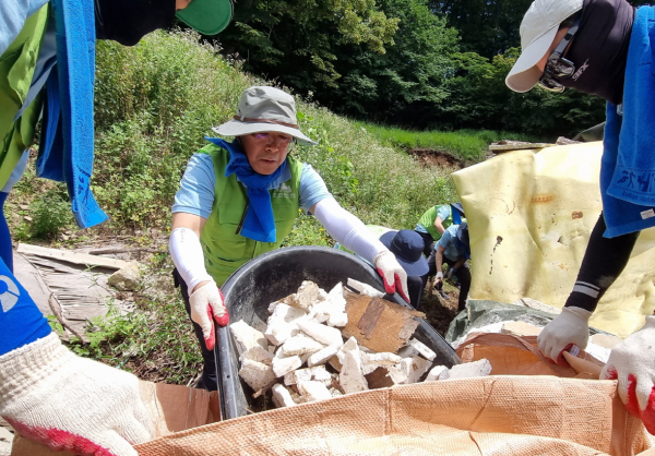 3일 소백산 내원암(경북 예천 효자면 소재) 산사태 현장에서 남태헌 한국산림복지진흥원장(가운데)과 직원들이 유실 토사와 잔해 제거 작업을 하고 있다. 한국산림복지진흥원 제공