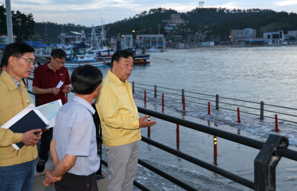 4일 새벽 유두사리 현장 점검에 나선 가세로 태안군수.