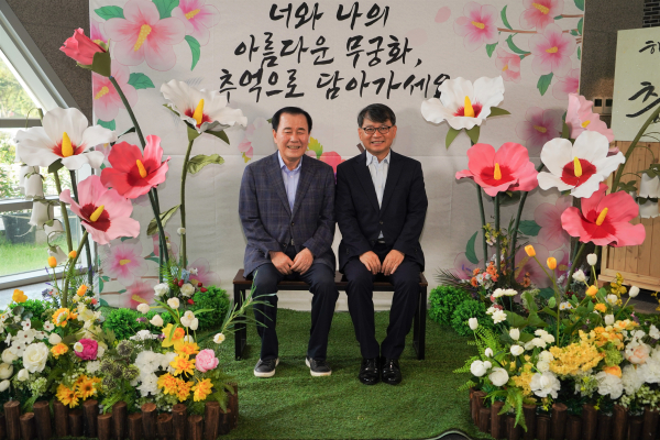 4일 교육청 안뜨락에서 열린 나라꽃 사랑의 날 행사에서 김지철 교육감이 김일수 부교육감과 기념촬영을 하고 있다(좌 김지철 교육감. 우 김일수 부교육감)
