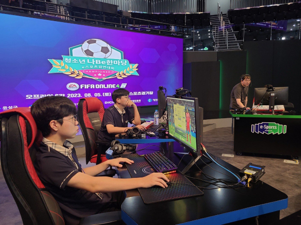 지난 5일 이스포츠 경연대회 8강 예선전이 개최된 가운데, 학생들이 경기에 참여하고 있다.