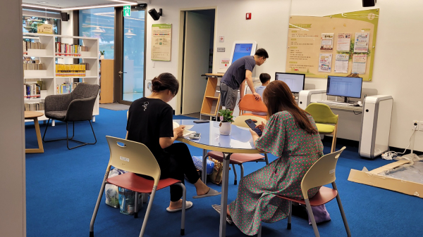 성연작은도서관을 이용하는 시민들 모습