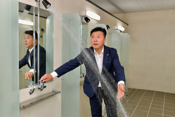 최재구 예산군수가 1100년 기념관 시설을 점검하고 있다