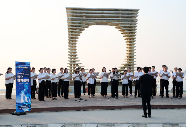 지난 7일 만리포 해수욕장에서 열린 태안군립합창단의 ‘찾아가는 월요 합창여행’ 모습.