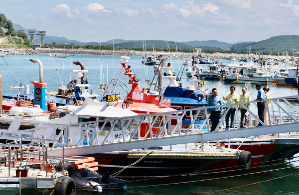 오천항 점검에 나선 김동일 시장 모습