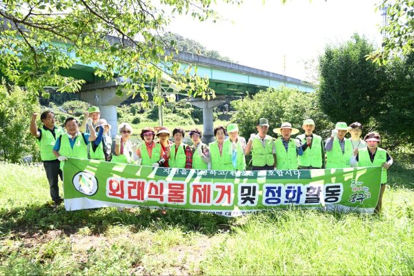 외래식물 제거 활동을 펼친 자연보호 중구협의회