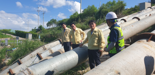 시설물 점검 모습 (왼쪽부터 김학배 스마트그린부장, 남윤선 충남지역본부장, 김규전 수자원관리이사)