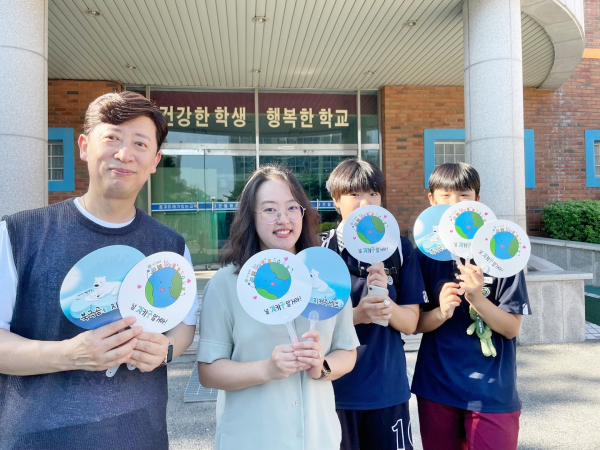 대전월평중 과학이모티콘 부채 나눔 행사 모습