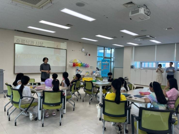 종시 학생들이 여름방학 독서교실에 참여하고 있다