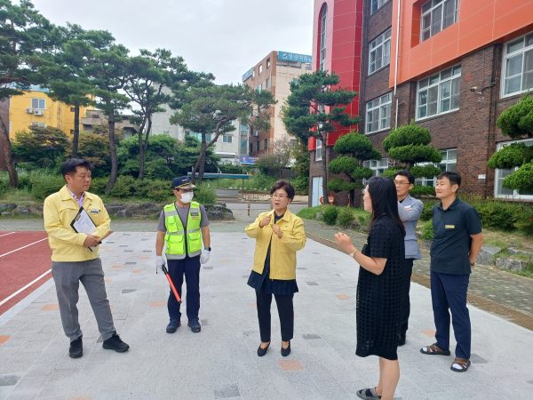 고유빈 교육장(사진 왼쪽 세번째)이 대전대흥초등학교를 방문하여 외부위협 사건·사고 예방을 위한 학교 안전 특별 점검을 하고 학교 현장의 의견을 듣고 있다.