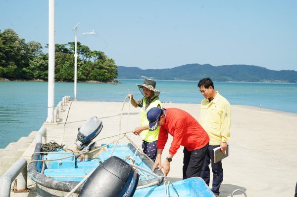 9일 이완섭 서산시장이 태풍 카눈 대비 현장점검을 하는 모습