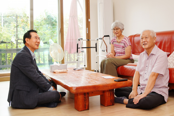 이완섭 서산시장이 제78주년 광복절을 기념해 관내 독립유공자를 위문하고 있다.