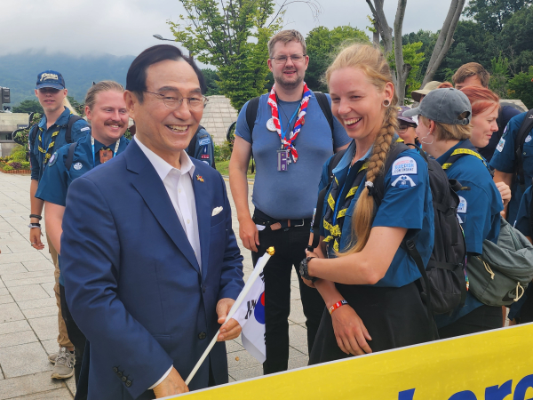 잼버리 대원들과 인사하는 박상돈 시장/박동혁 기자