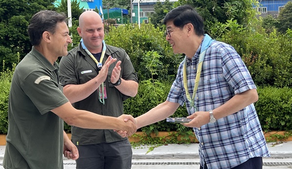 잼버리 브라질팀 부총재가 대덕대 이문희 부총장에게 감사패를 전달하고 있다.