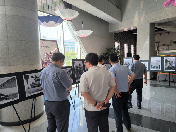 14일 교직원들이 교육청 1층 안뜨락에서 열린 6·25전쟁 종군기자 데이비드 더글라스 던컨 사진전을 관람하고 있다