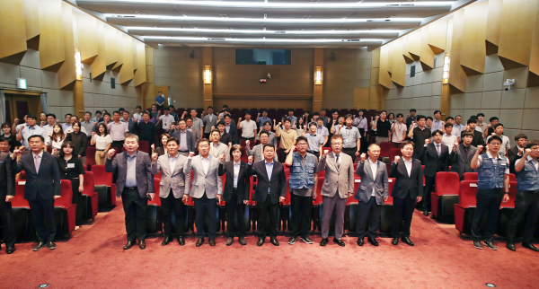 ‘안전보건경영헌장’을 개정 선포 기념사진/ 이날 선포식에는 윤석대 사장(사진 앞줄의 가운데)과 노철민 노동조합위원장(사진 앞줄의 오른쪽에서 네 번째)