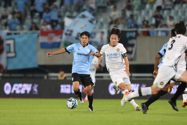 천안시티FC와 김포FC의 K리그2 26라운드 경기 장면/한국프로축구연맹 제공
