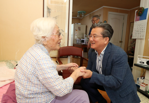 지난 14일 정용래 유성구청장이 ‘故 조일문’ 애국지사의 배우자인 안정애 님의 자택을 방문해 순국선열의 숭고한 희생정신에 감사와 존경의 마음을 전하고 있다.
