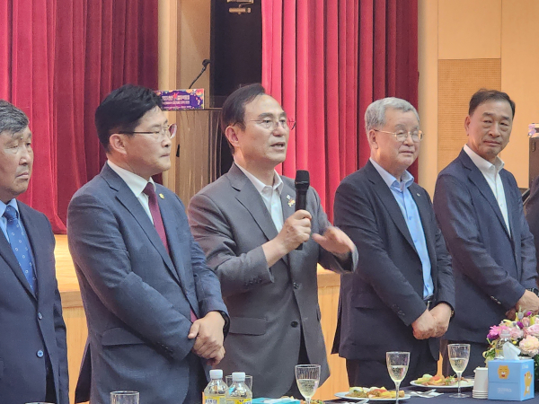 K-컬처 박람회 자원봉사자들을 격려하는 박상돈 시장(가운데)/박동혁 기자