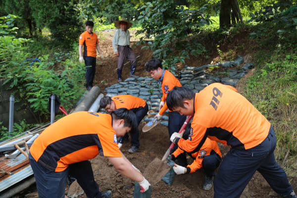 집중호우 피해 복구 봉사활동 진행 모습