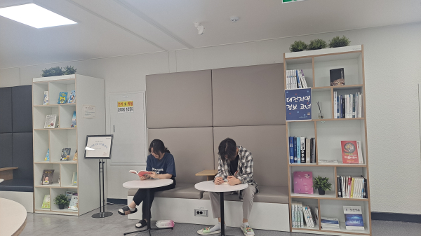 북큐레이션의 확장, "지역을 잇다 작가를 읽다" 진행 모습