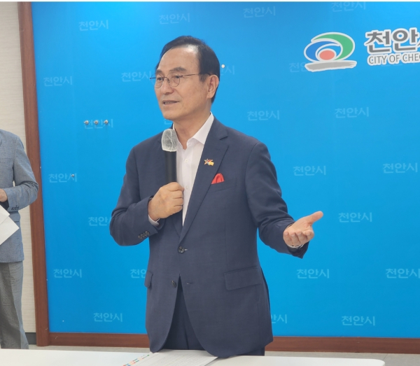 브리핑실을 찾아 '문화산업'을 강조하는 박상돈 천안시장/박동혁 기자