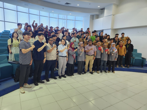 지난 7일 인도네시아에서 Global Engineering Project 9기 활동의 본격적인 시작을 알리는 환영행사 후 학생들과 관계자들이 전체 기념사진