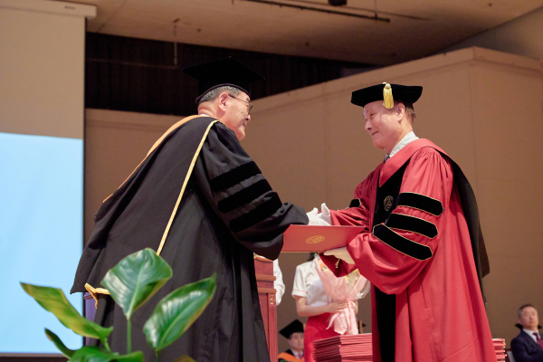 배덕효 세종대학교 총장이 김영찬 골프존뉴딘그룹 회장에게 학위를 수여하고 있다.