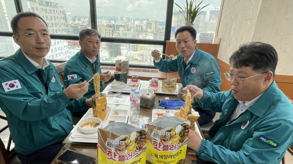 을지연습 일환 구내식당에서 전쟁 음식인 전투식량 체험 모습