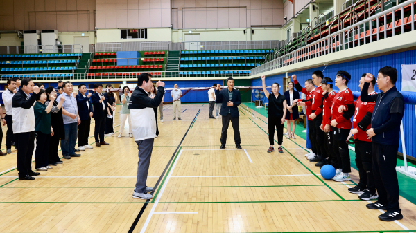 골볼 선수단을 격려하는 김동일 시장 모습