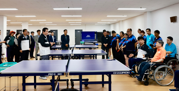 탁구 선수단을 격려하는 김동일 시장