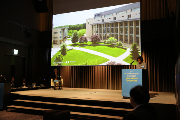 ‘제1회 글로벌 교육혁신 국제심포지엄’에서 미국 올린공과대 길다 바라비노 총장이 기조강연을 하고 있다.