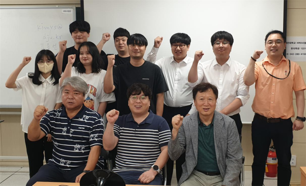 ‘IoT기반 빅데이터 분석 소프트웨어 개발자’ 과정 수료식 단체사진