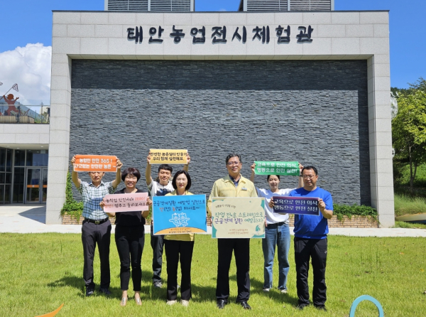 농업기술센터 직원들이 ‘농업인 안전 365 캠페인’을 펼치는 모습.