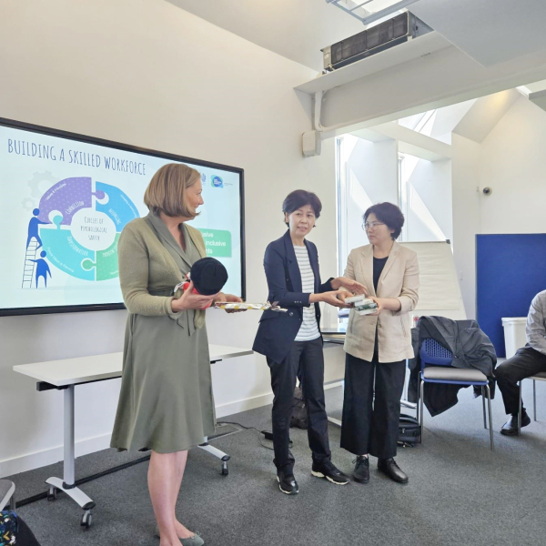 영국 글로스터셔 지역교육청과 세종이 캐릭터 인형 전달식