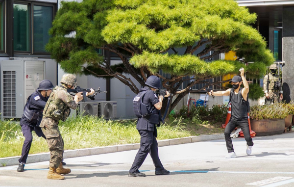 22일 대전 대덕구청에서 드론에 의한 구청 폭탄 테러를 가장한 실제 훈련을 진행하고 있다.