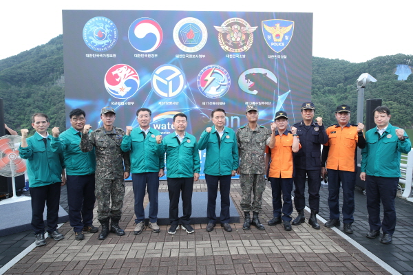 ‘2023년 을지연습 실제 훈련’에 참석한 각 기관 관계자들이 기념촬영을 하고 있다.(사진의 왼쪽 다섯 번째 윤석대 한국수자원공사 사장, 사진의 왼쪽 여섯 번째 김영환 충청북도 도지사)