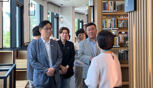 ‘인제 기적의 도서관’을 찾은 행정안전위원회 의원들/천안시의회 제공