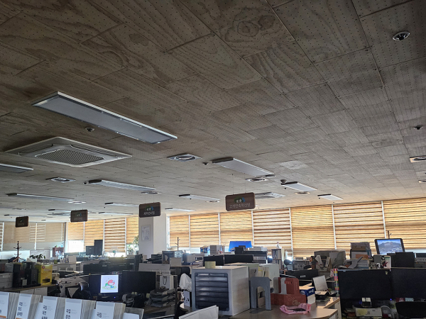 지난 22일 대전 서구 둔산동 한국산림복지진흥원이 제20회 에너지의 날을 맞아 ‘퇴근 시간(18시) 전체 사무실을 60분간 소등하기’ 에너지 절약 활동을 하고 있다.