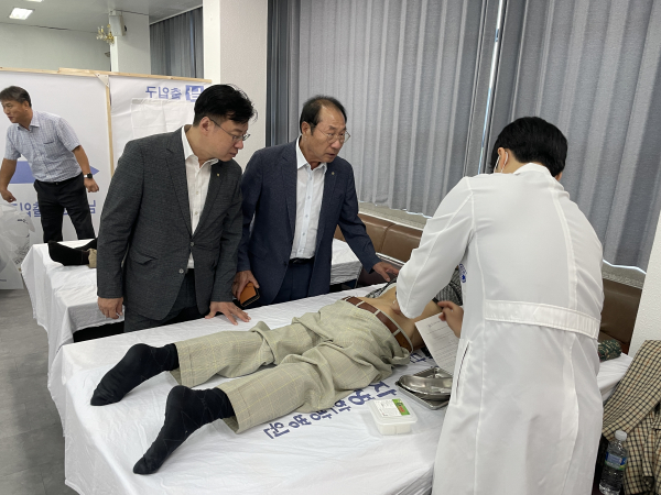 이종욱 농협충남세종본부장(왼쪽), 황규진 구항농협조합장(왼쪽 두 번째)이 농업인행복버스에 참여해 진료중인 농업인과 자생한방병원 의료진을 격려하고 있다.