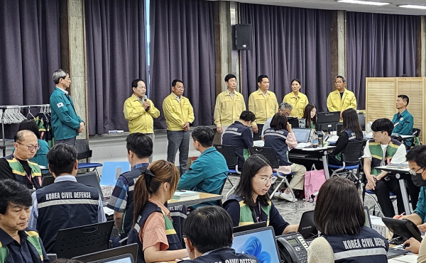 23일 중구청 을지연습 종합상황실을 찾은 대전중구의회. 맨 뒷줄 왼쪽 두번째부터 윤양수 의장, 김석환, 육상래, 안형진, 유은희, 류수열 의원