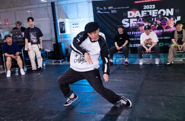 0시댄스페스티벌:대전춤판에서 우승을 차지한 권혁진씨가 화려한 춤을 선보이고 있다.