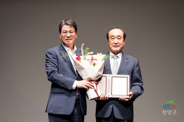 유병권 청양군 명예 군수, 취임 10주년 축하 모습