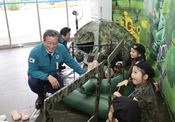 정용래 유성구청장과 어린이들이 군장비 및 병영체험을 하고 있다.