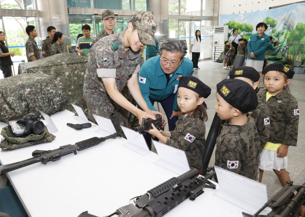 정용래 유성구청장과 어린이들이 군장비 및 병영체험을 하고 있다.
